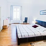 Biela Street Apartmán *
