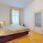 Biela Street Apartmán *