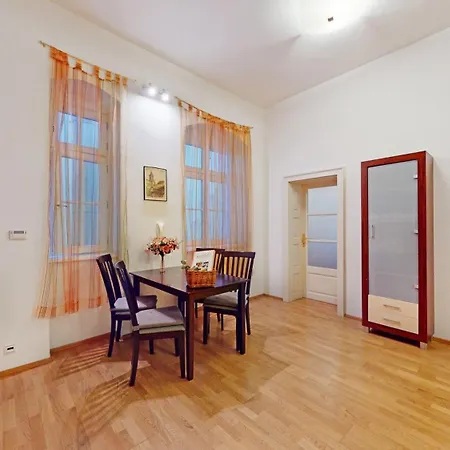 贝拉街中央公寓